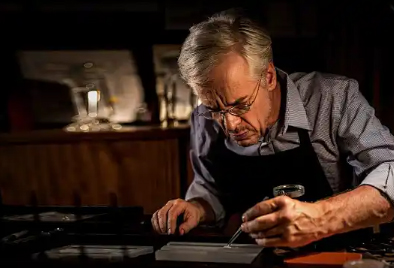 格拉苏蒂手表表蒙有划痕如何处理（手表表蒙划痕维修方法总汇）